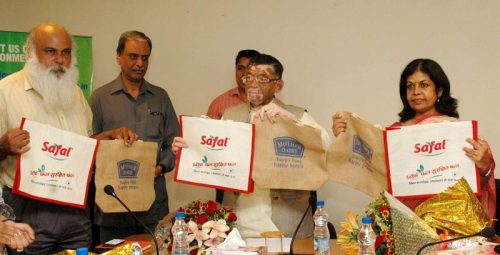 The Minister of State for Textiles (Independent Charge), Shri Santosh Kumar Gangwar launching the eco-friendly jute carrybags at Mother Dairy outlets in Delhi-NCR, at a function, in New Delhi on April 19, 2016. The Secretary, Ministry of Textiles, Ms. Rashmi Verma is also seen.