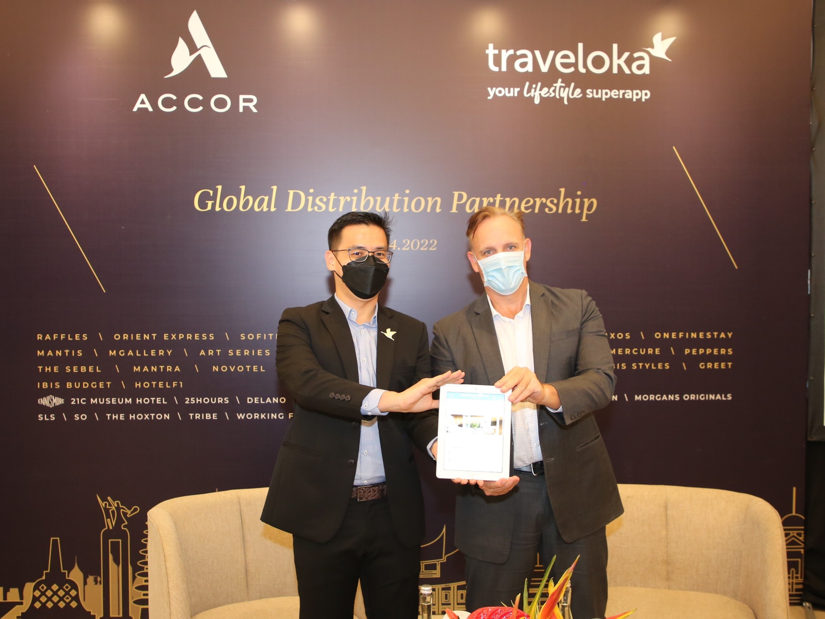 Alfan Hendro, COO Traveloka and Garth Simmons, CEO Accor Southeast Asia, Japan & South Korea