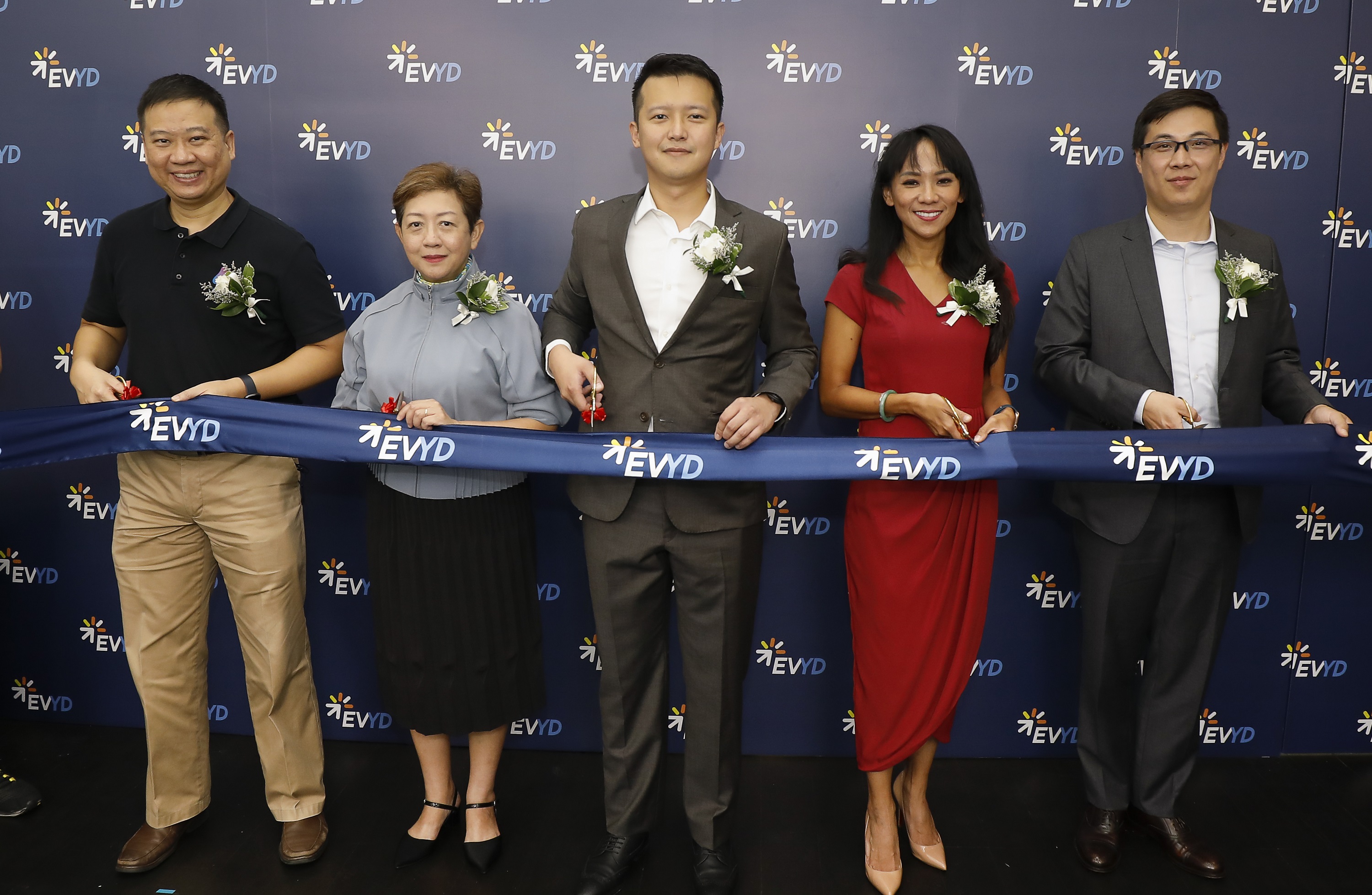 Mr Ming Jie Chua (center), CEO of EVYD Technology, and officiating guests cutting the ribbon to officially open the company's office in Singapore.