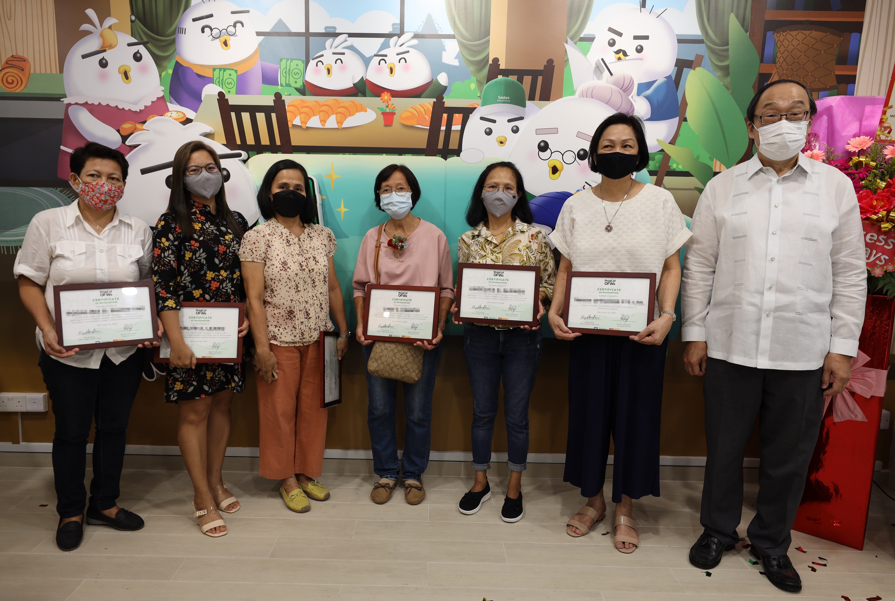 Philippine Ambassador to Singapore, H.E. Joseph del Mar Yap (far right), graced the opening of Smiles Studio @Orchard at Lucky Plaza with 