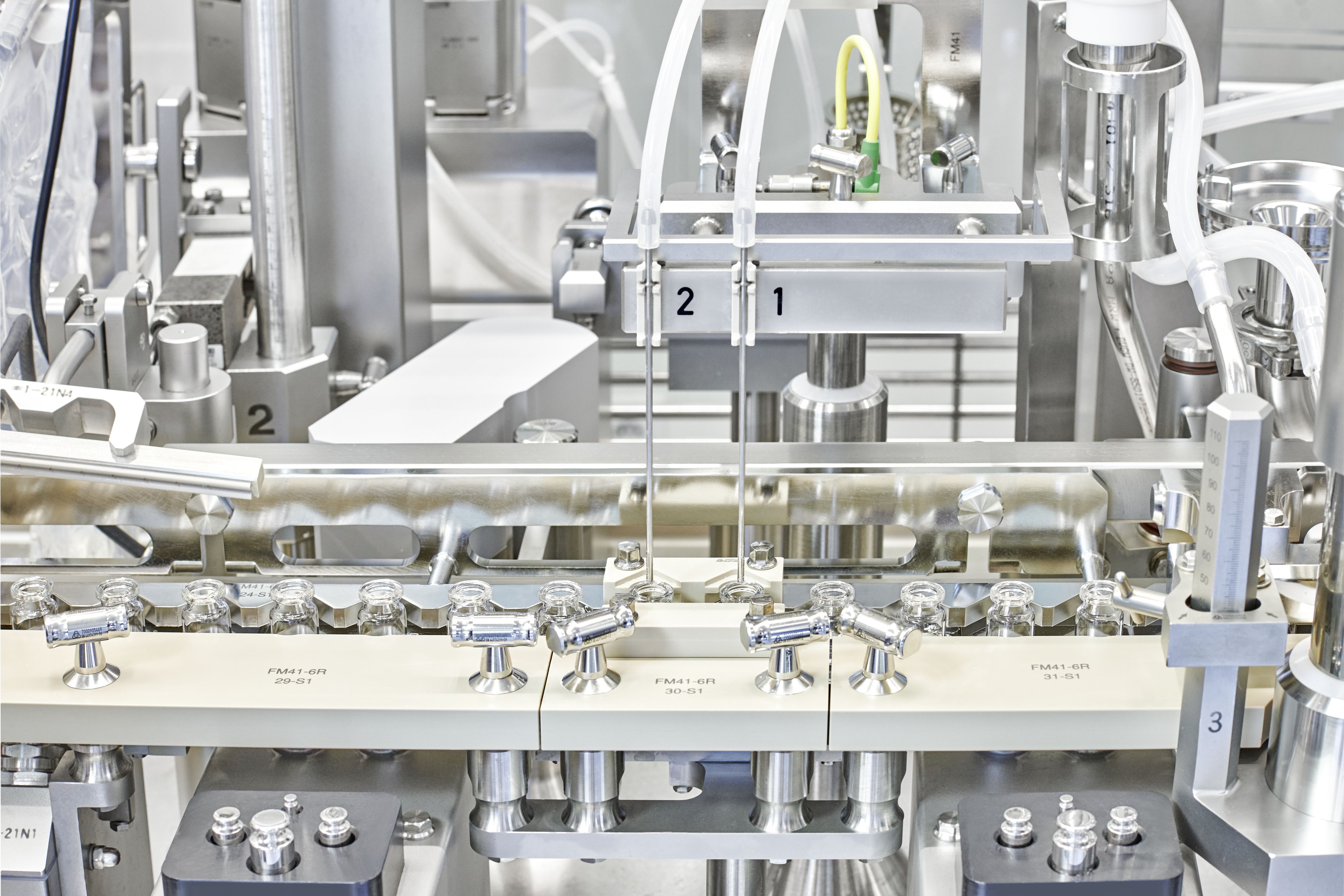  Vetter Pharma International GmbH: Vial filling station at Vetter's Rankweil site