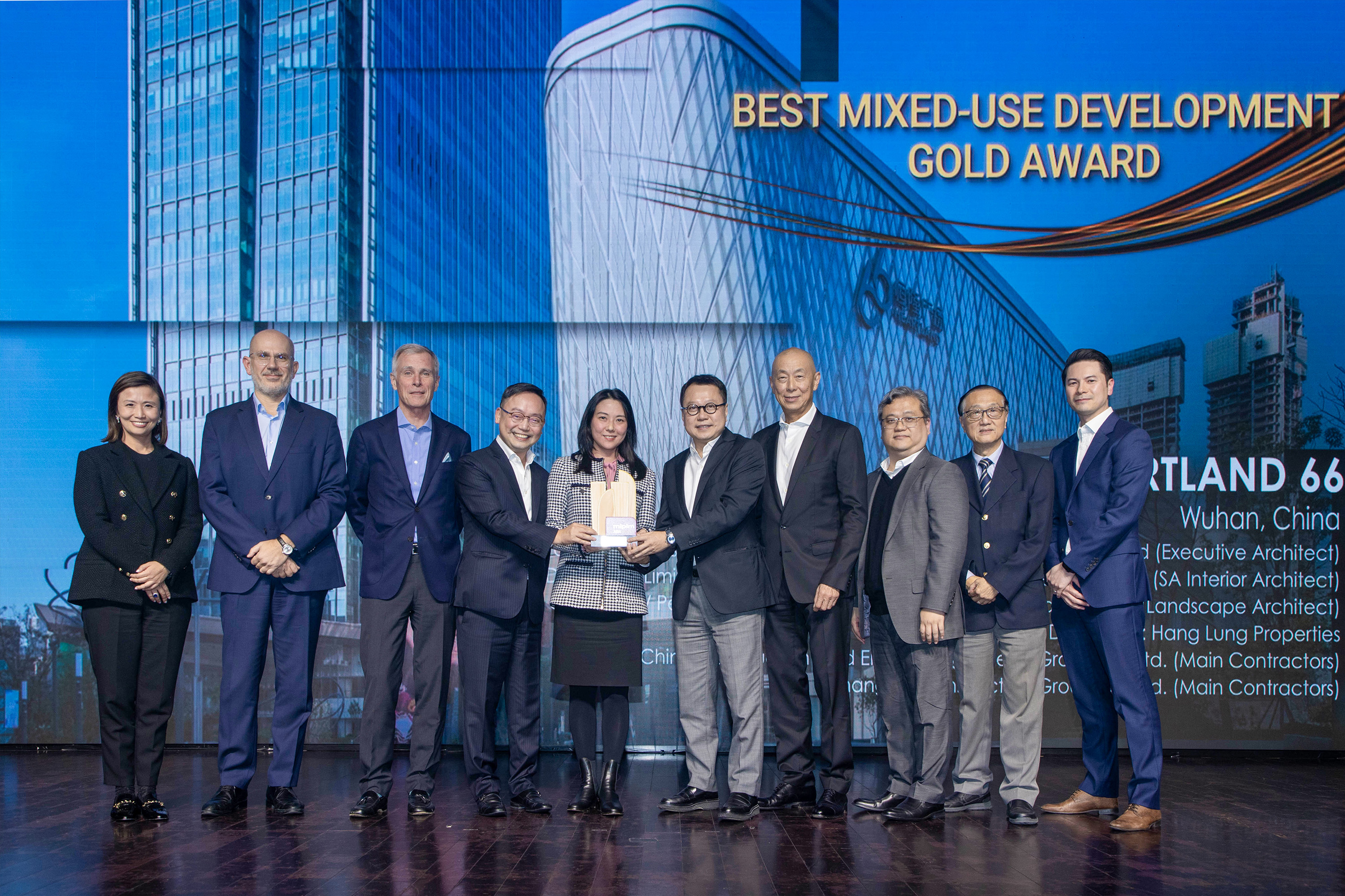 Mr. Kenneth Chiu  Executive Director and Chief Financial Officer (fourth left), Mr. Peter Leung, Director  Project Management (fifth right), other executives of Hang Lung Properties and Heartland 66 projects design partners and consultant received the Gold Award in the Best Mixed-used Development category at the MIPIM Asia Awards 2022