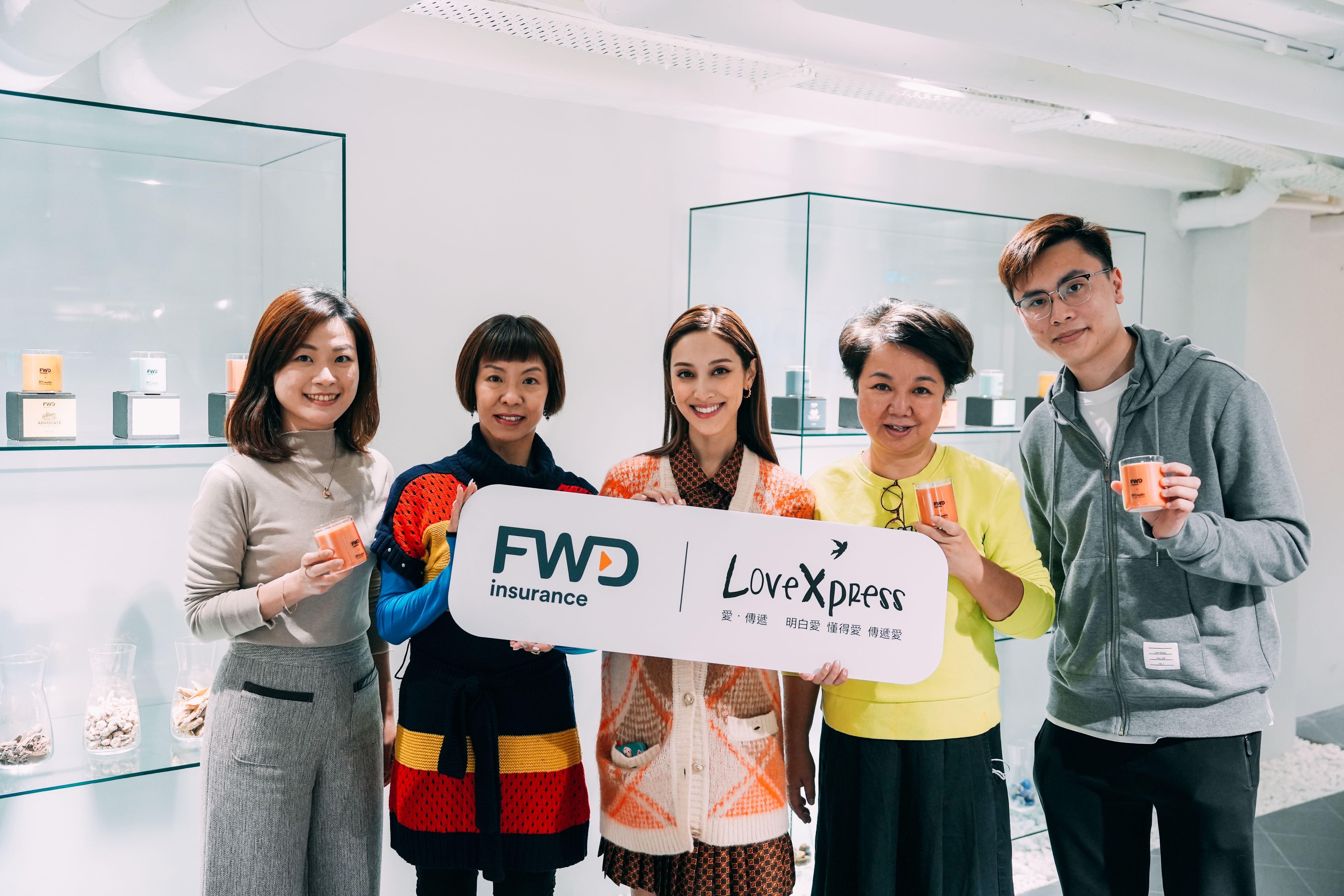 FWD collaborated with LoveXpress to host a scented candle workshop to create their exclusive scented candle - Friend, which represents FWDs care for autistic families as a warm and supportive friend.