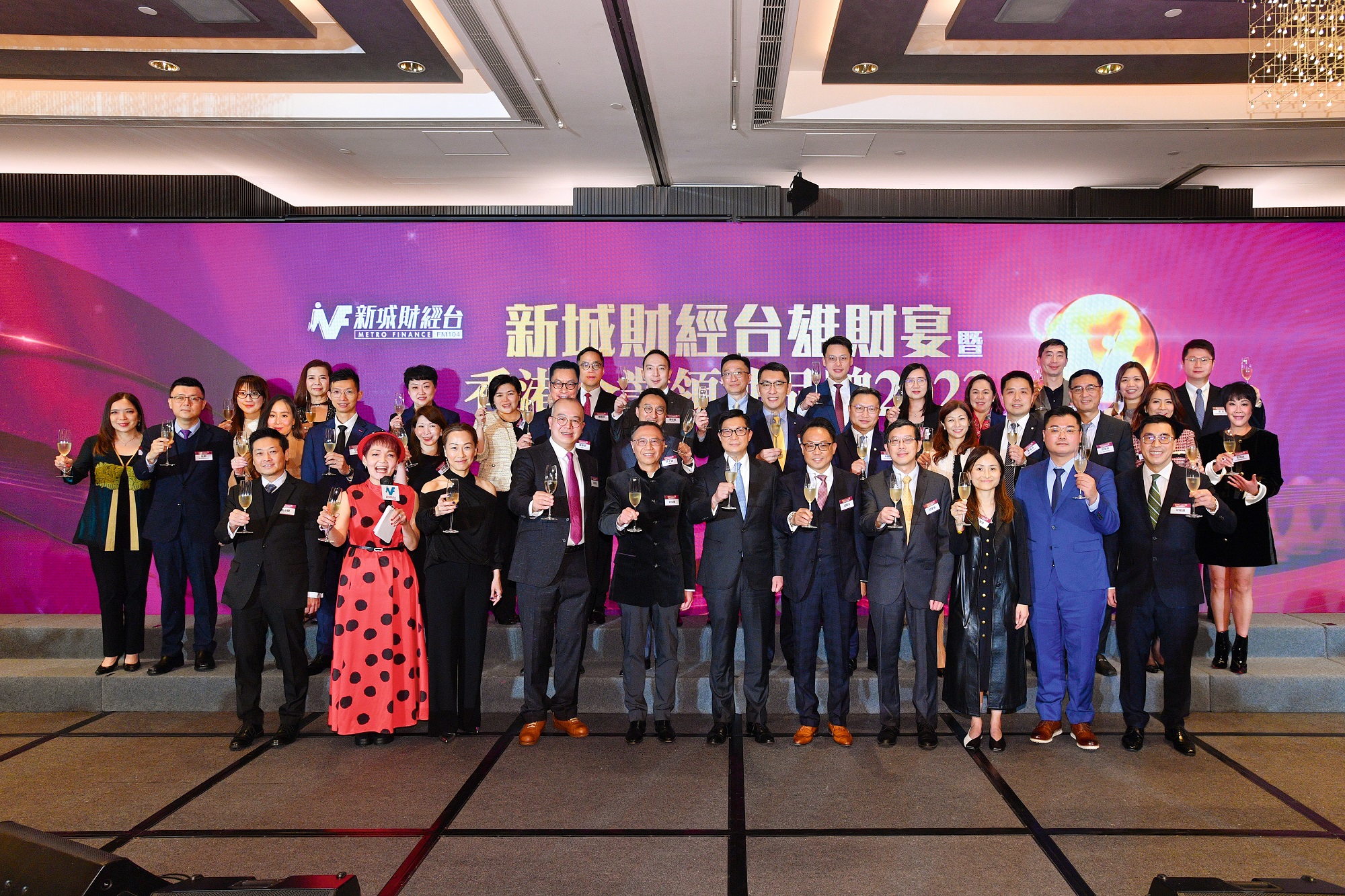 Officiating guests, Metro Broadcasts management and all Hong Kong Leaders Choice 2023 award-winners had group photo on stage.