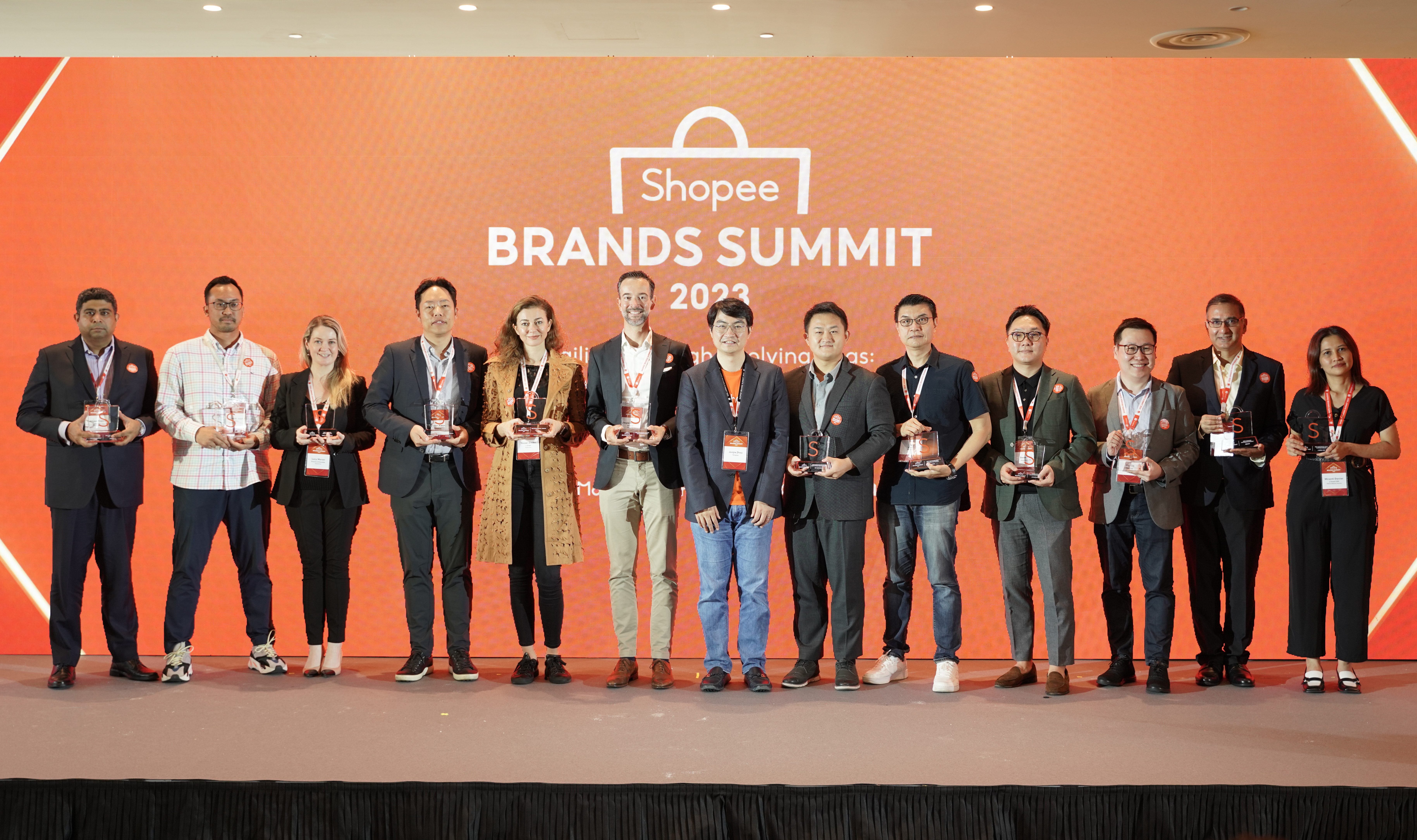 Shopee Brands Summit 2023 Award Winners with Junjie Zhou, Chief Commercial Officer at Shopee (From Left to Right: Adityea Kapoor from Abbott, Giraldi Jusuf from Adidas, Lucy Moran from Procter & Gamble, Shawn Kwon from Samsung, Yosser Zmitri from L'Oral Luxe, Jasper Knoben from Intrepid Group Asia, Junjie Zhou from Shopee, Derek Wang from Jet Commerce, Yap Kian Yee from Xiaomi, Beom Kim from Amorepacific, Jay Go from Unilever, Sumeet Vohra from Reckitt and Miranti Daniar from L'Oral CPD)