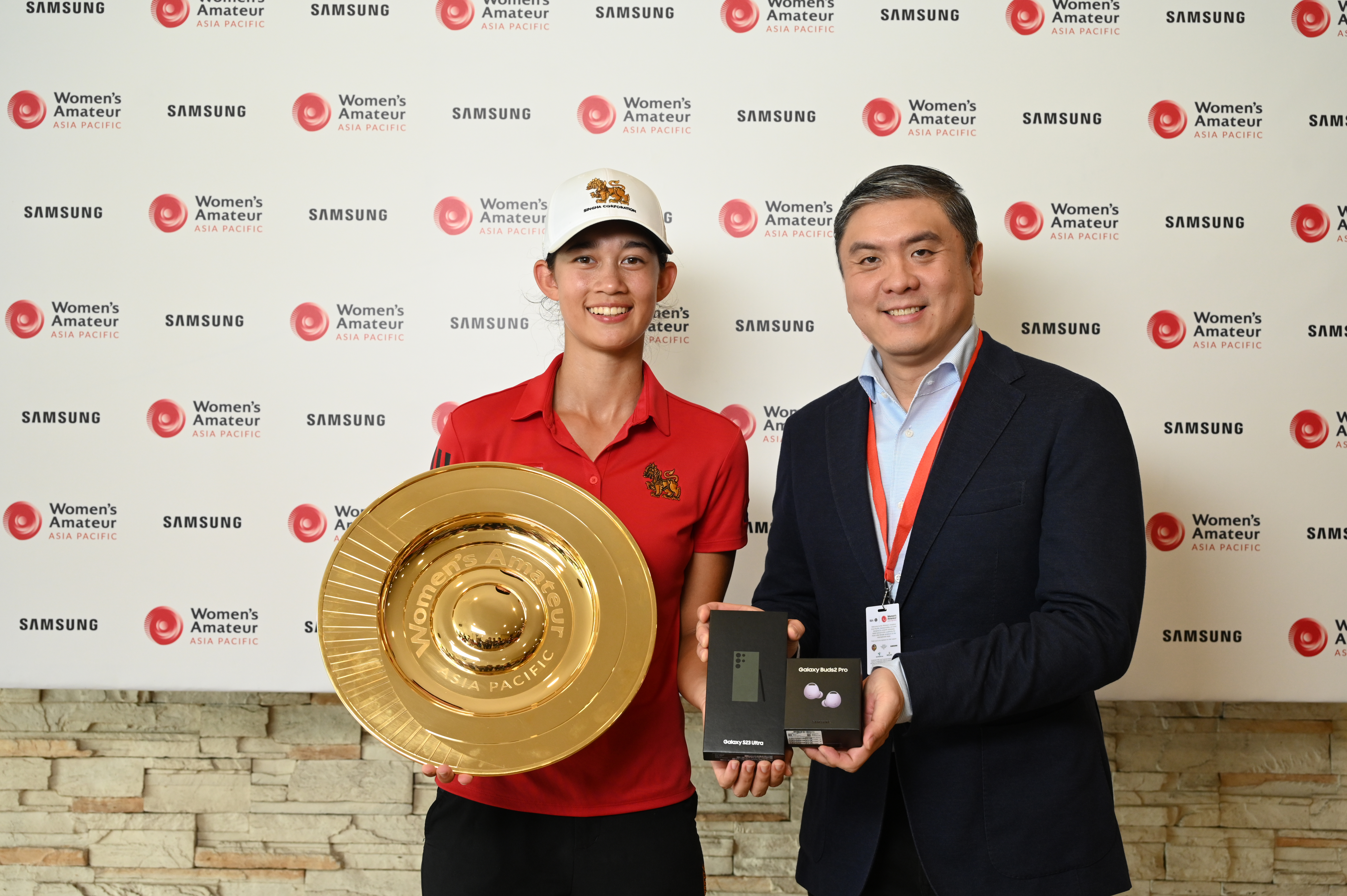 Ronnie Ng, Head of Mobile Experience, Samsung Electronics Singapore (right), presenting newly crowned Womens Amateur Asia-Pacific champion, Thailand's Eila Galitsky (left), with the Galaxy S23 Ultra and Galaxy Buds2 Pro