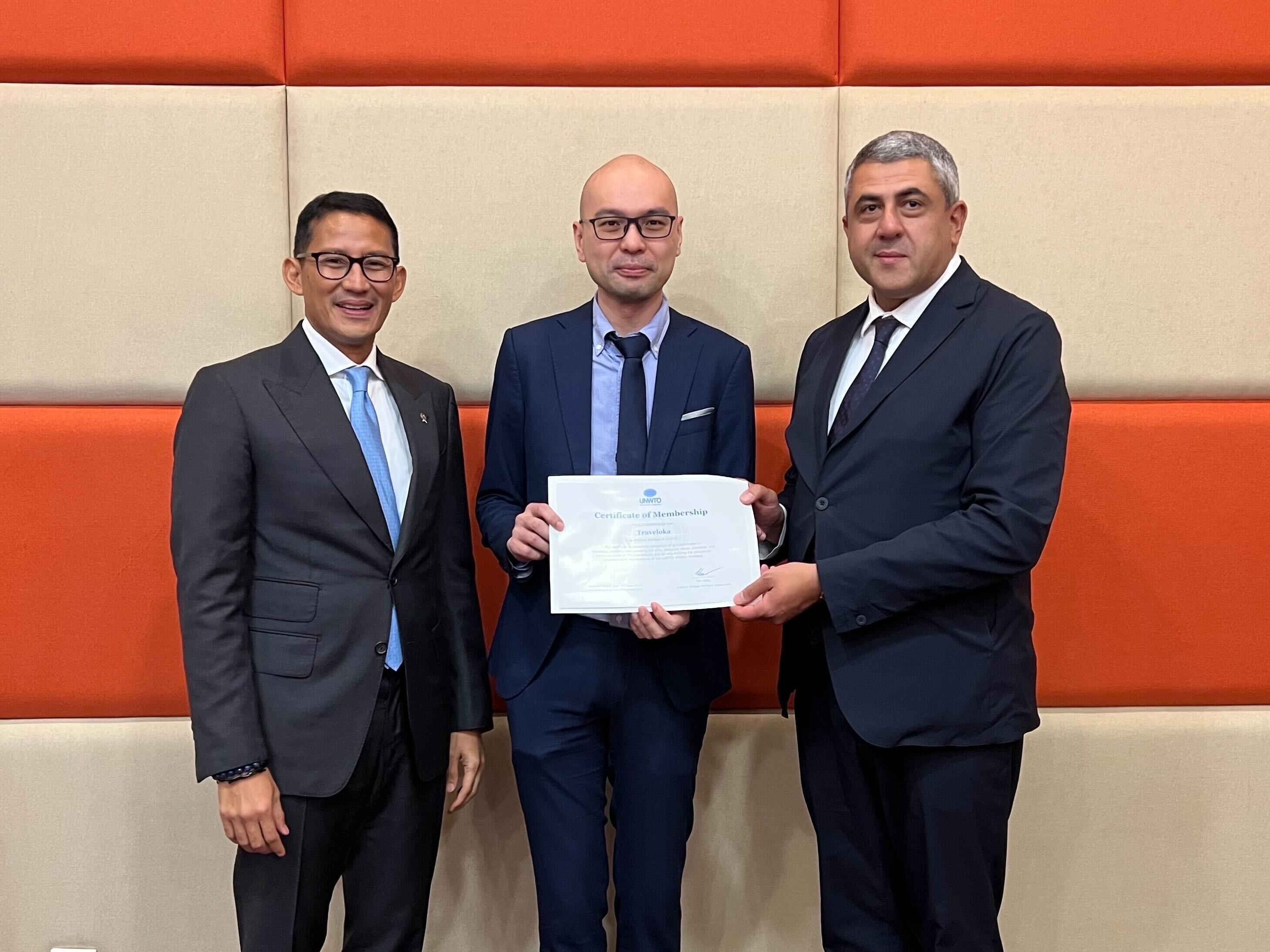 From left to right: Sandiaga Uno, Indonesia's Minister of Tourism and Creative Economy; Albert, Co-Founder of Traveloka; Zurab Pololikashvili, Secretary-General of the UNWTO at the UNWTO Conference in Phnom Penh, Cambodia