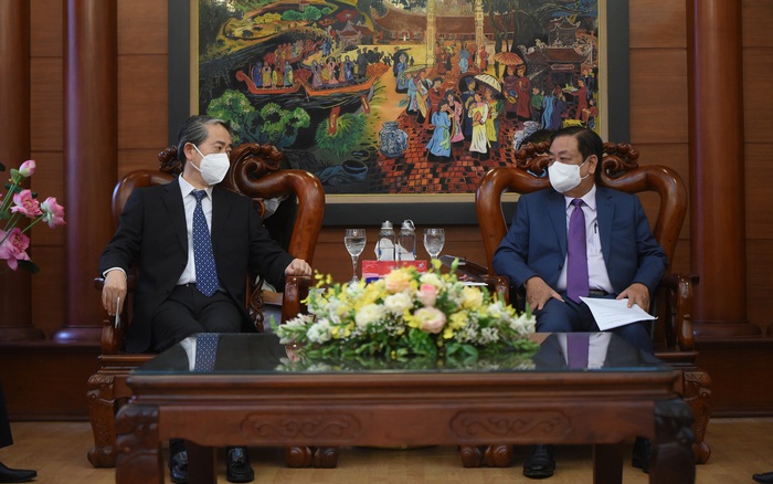 Minister of Agriculture and Rural Development Le Minh Hoan (right) received and worked with Chinese Ambassador to Vietnam Xiong Bo.