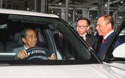 Indonesian President visits VinFast manufacturing complex