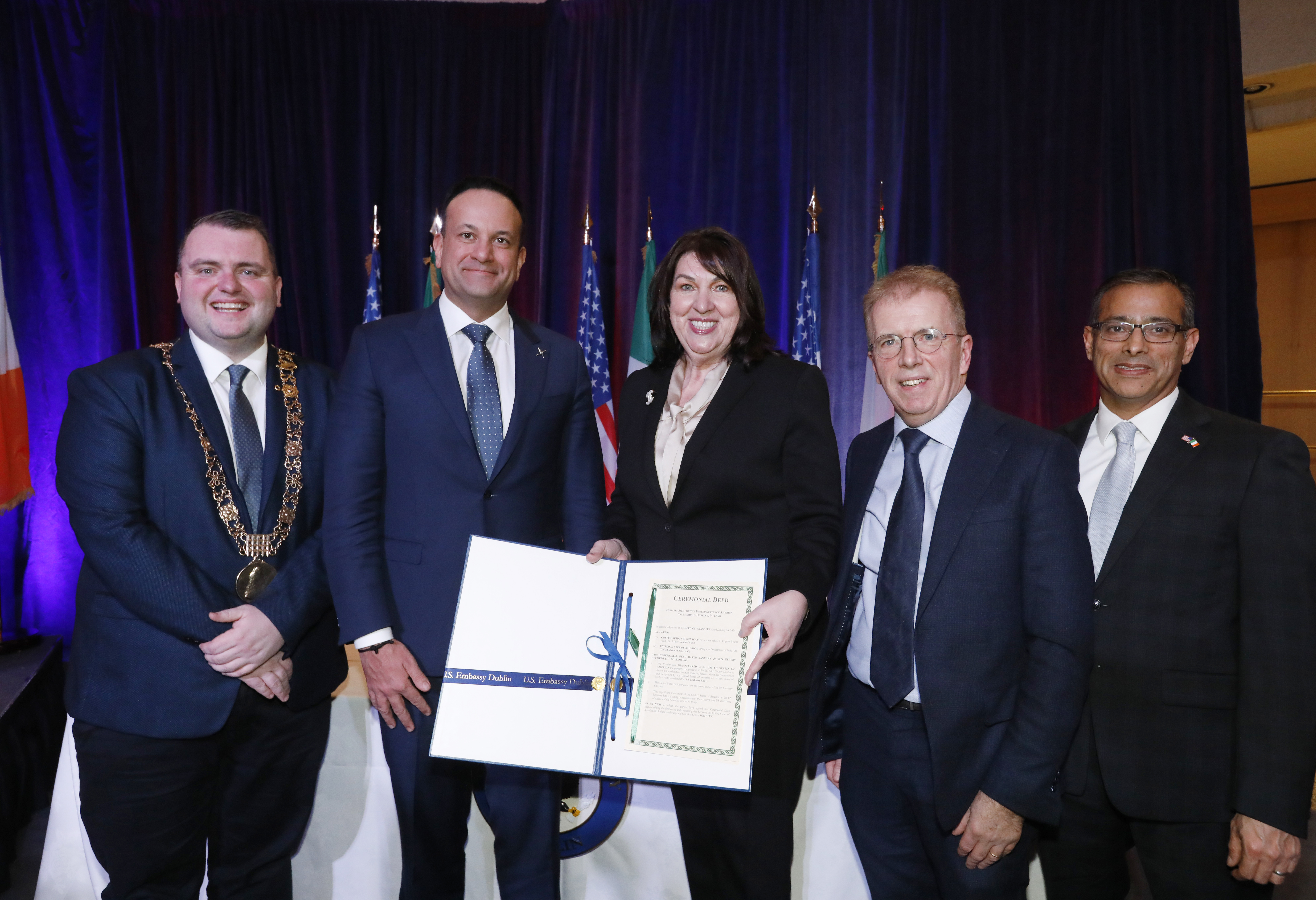 (No. 44) Signatories hold signed document; United States of America Ambassador; H.E. Claire Cronin; Lord Mayor of Dublin Daithí De Róiste; An Taoiseach, Leo Varadkar TD; Joe O’Reilly, CEO; Castlethorn Chartered Land Group; Mr Paebo Kurian, First Secretary, US Embassy.