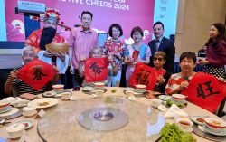 Central Singapore CDC, Si Chuan Dou Bring CNY Cheer to Residents With Calligraphy, Feast