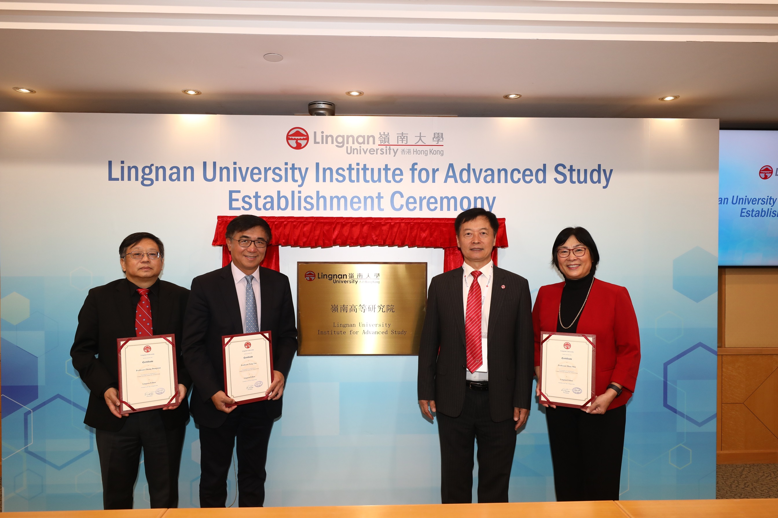 Lingnan University announces the establishment of the Lingnan University Institute for Advanced Study (LUIAS). President Qin (2nd from the right) unveils the plaque at the Establishment Ceremony in the presence of the newly appointed fellows, including Prof Tang Tao (2nd from the left), President of Beijing Normal University-Hong Kong Baptist University United International College, Prof Zhang Dongxiao (1st from the left), Chair Professor of Eastern Institute of Technology, Ningbo (EIT), and Prof Zhou Min (1st from the right), a Distinguished Professor of Sociology and Asian American Studies and Walter and Shirley Wang Endowed Chair in US-China Relations & Communications at the University of California, Los Angeles (UCLA).