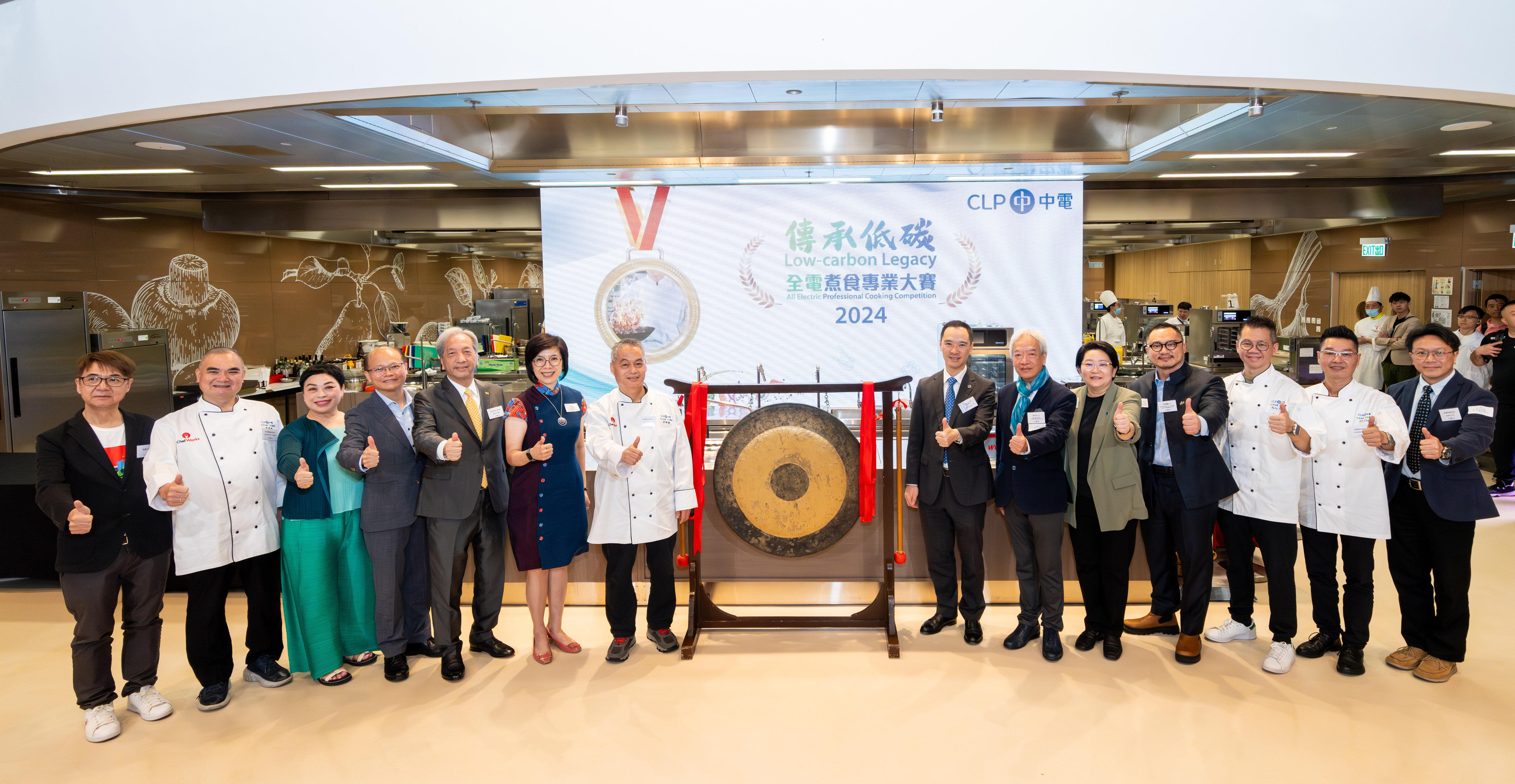 CLP Power Managing Director Mr Joseph Law (seventh right), CLP Power Chief Corporate Development Officer Ms Quince Chong (sixth left), CLP Power Senior Director of Customer Success & Experience Ms Lena Low (fifth right), and the judging panel and catering industry representatives kick off the competition.