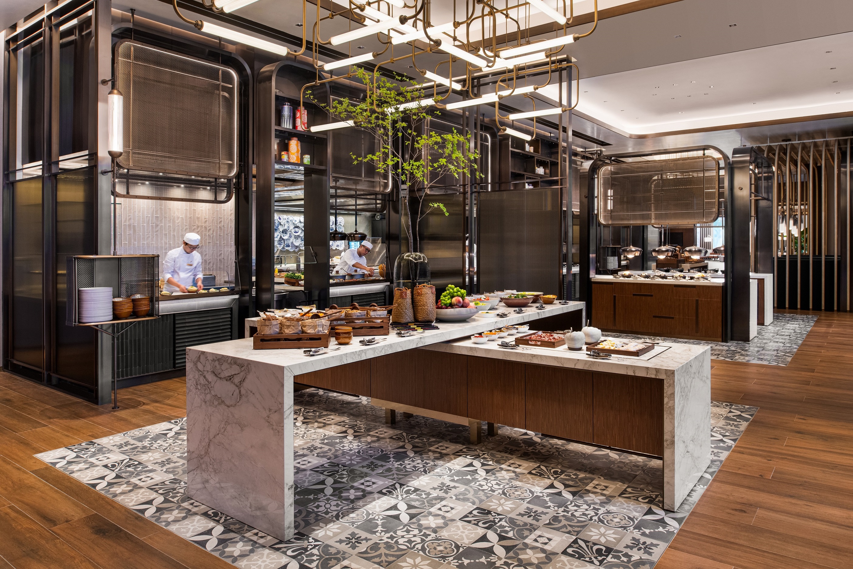 An all-day dining neighborhood destination featuring live-action cooking where chefs create Portuguese, Macanese and neighborhood dishes. In a nod to the maritime history of Macau, wooden archways are built into the interiors above, and the Portuguese mosaic tiles (azulejos) on the floor are a reminder of the city's European heritage.