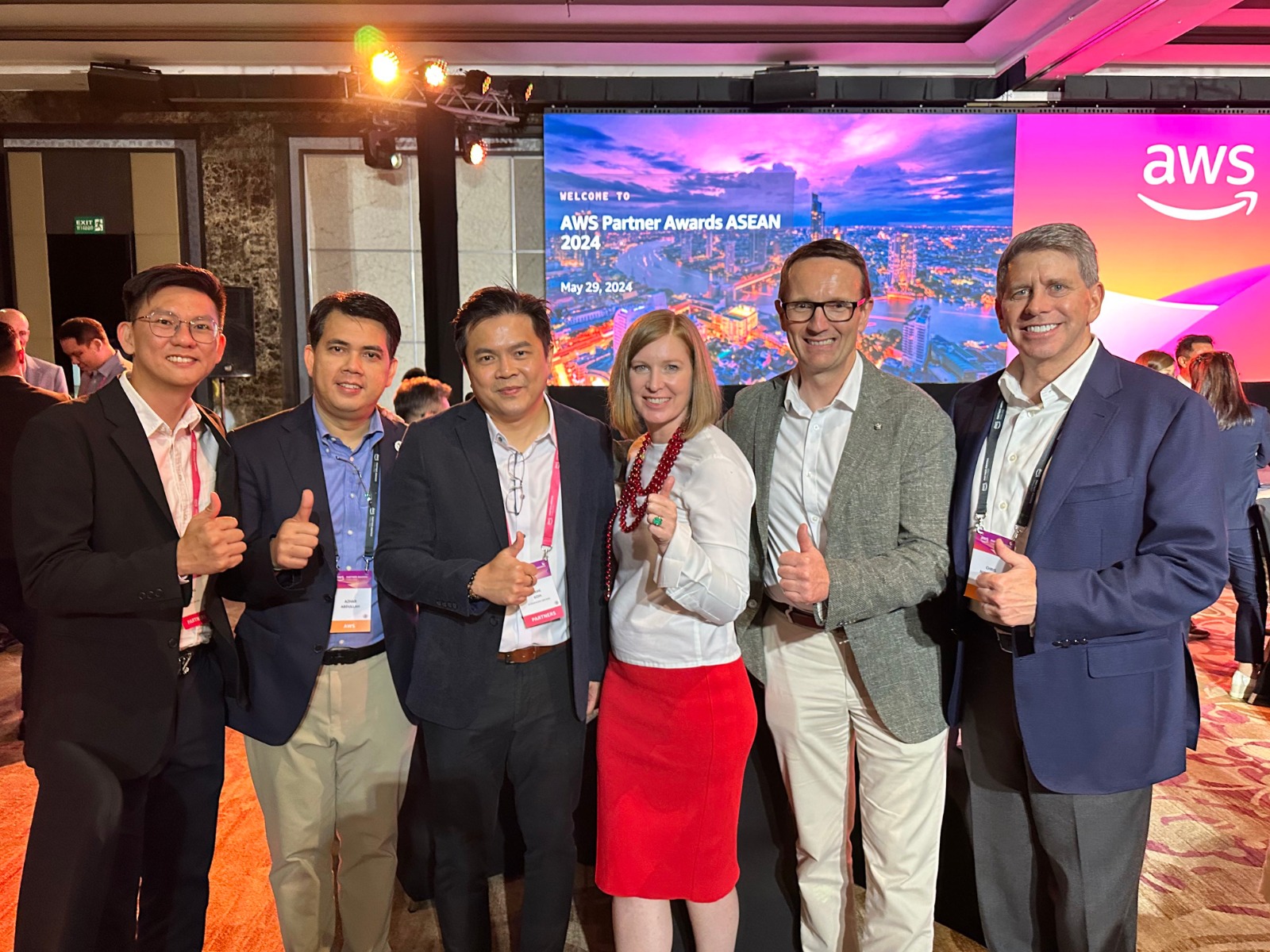 From left: Toh Zhen Yang - G-AsiaPacific Chief Operating Officer, Azhar Abdullah - AWS MY Country Sales Leader, Mark Goh - G-AsiaPacific Chief Executive Officer, Kirsten Gilbertson - AWS ASEAN Partner Organisation Leader, Jeff Johnson - AWS ASEAN Managing Director, Christopher Niederman - AWS Industries and Partner Solutions Managing Director.