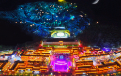 The large-scale live show “Emperor Kangxi’s Grand Ceremony” ignites the peak tourist season in Hebei-Chengde