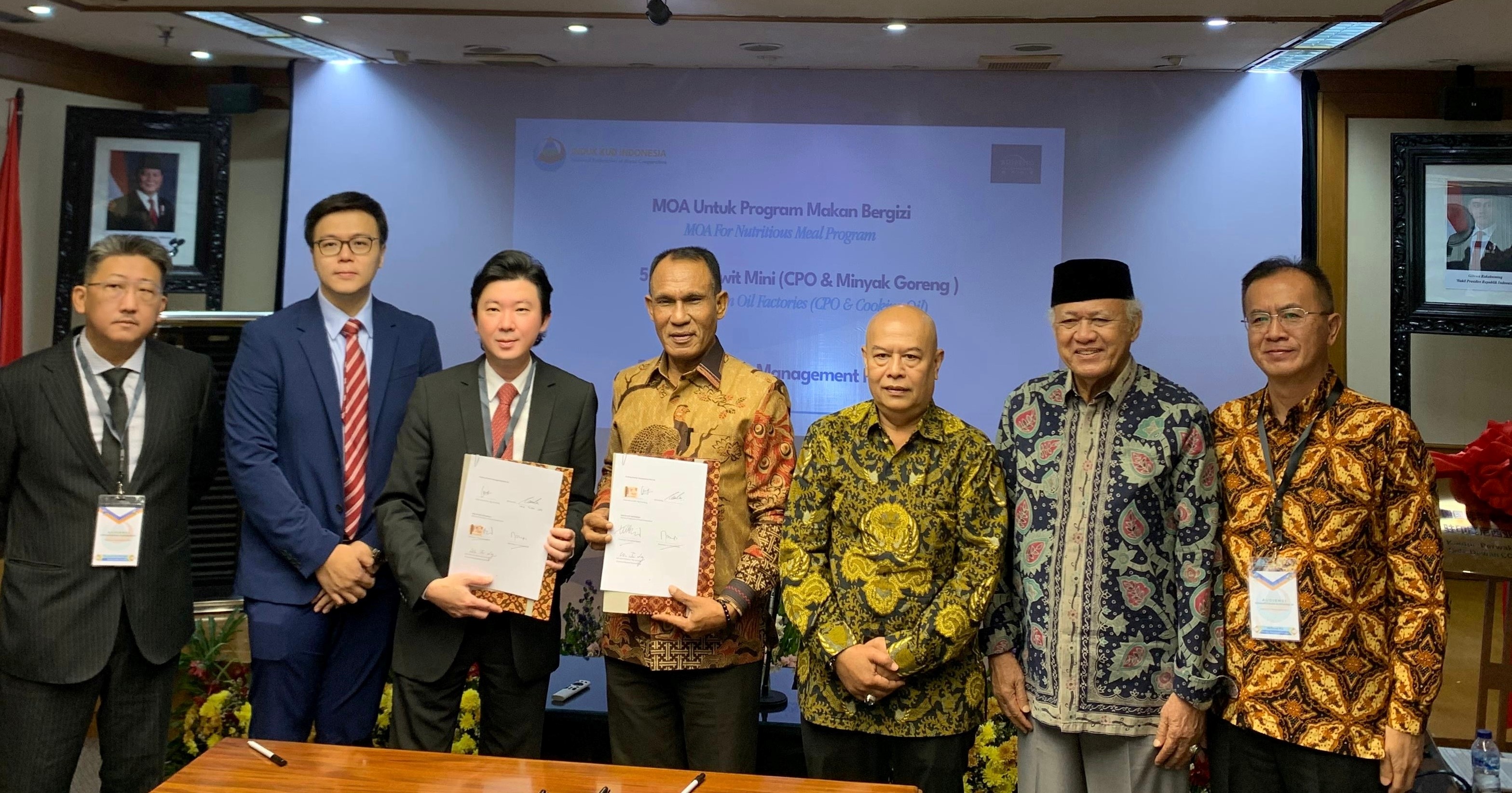 Persons in photo (left to Right) Induk Kud Malaysia Representatives Mr Alvin Tan, Mr Tuan Lee; Ruifeng Wealth Management Honorary Chairman Mr Ng Tse Meng; Induk kud's Chairman Mr Portasius Nggedi; Chief Supervisor Mr Sugiono Djono, Chief Secretary Mr H. Toto Iskander; General Secretary for International Affairs Mr David Wu