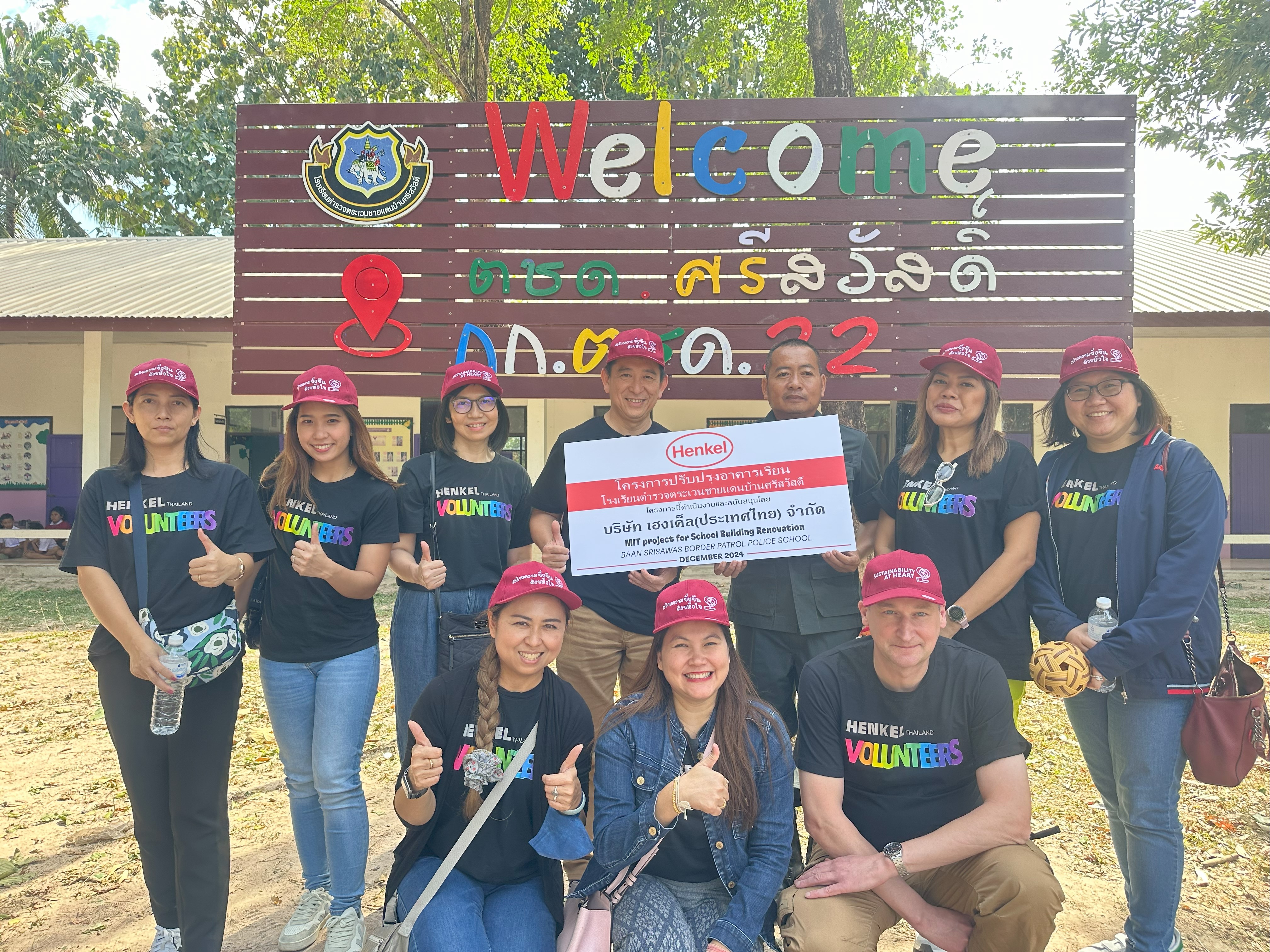 Andrianto Jayapurna, President of Henkel Thailand (center-left), marking the completion of the renovation project with Sanjorn Kisarang, School Director of Baan Srisawas Border Patrol Police School in Yasothon (center-right).